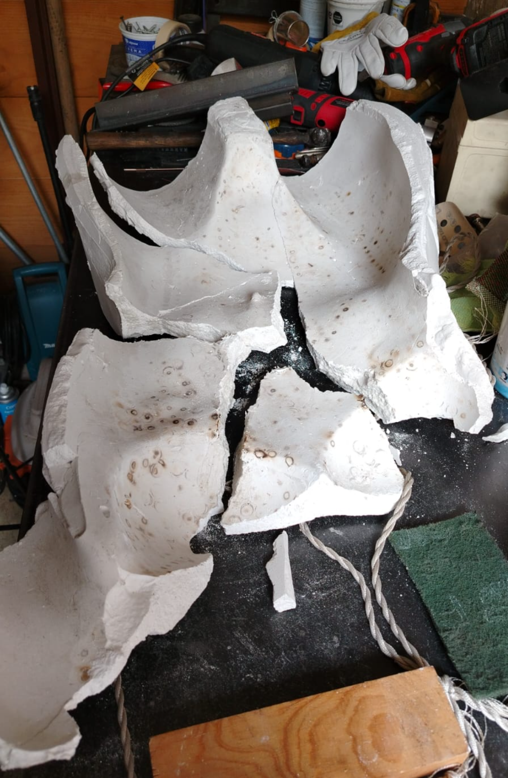 Molde de yeso fracturado durante el desmolde — proceso de escultura en acero